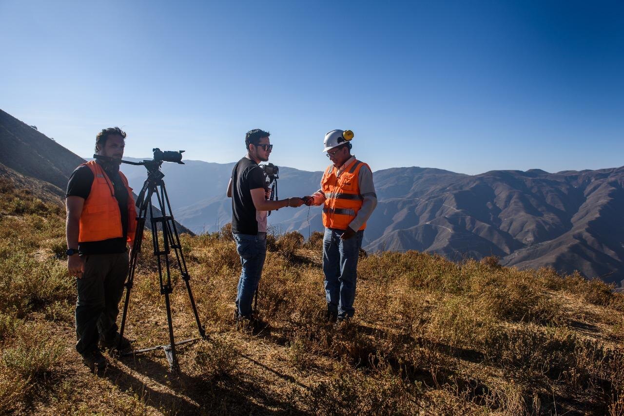 Equipo de Vela Verde durante un rodaje documental en campo